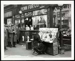 1926年にニューヨークのセブンスアベニューと32番街の南東の角にあるブラインドニュースディーラーのアーロンウェイントラウブ（スタンドシルバーゼラチンプリント）
